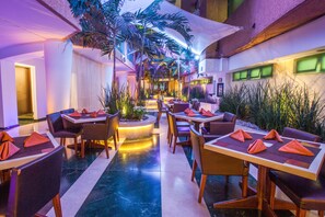 Restaurant - Crowne Plaza Toluca Lancaster by IHG (Toluca)