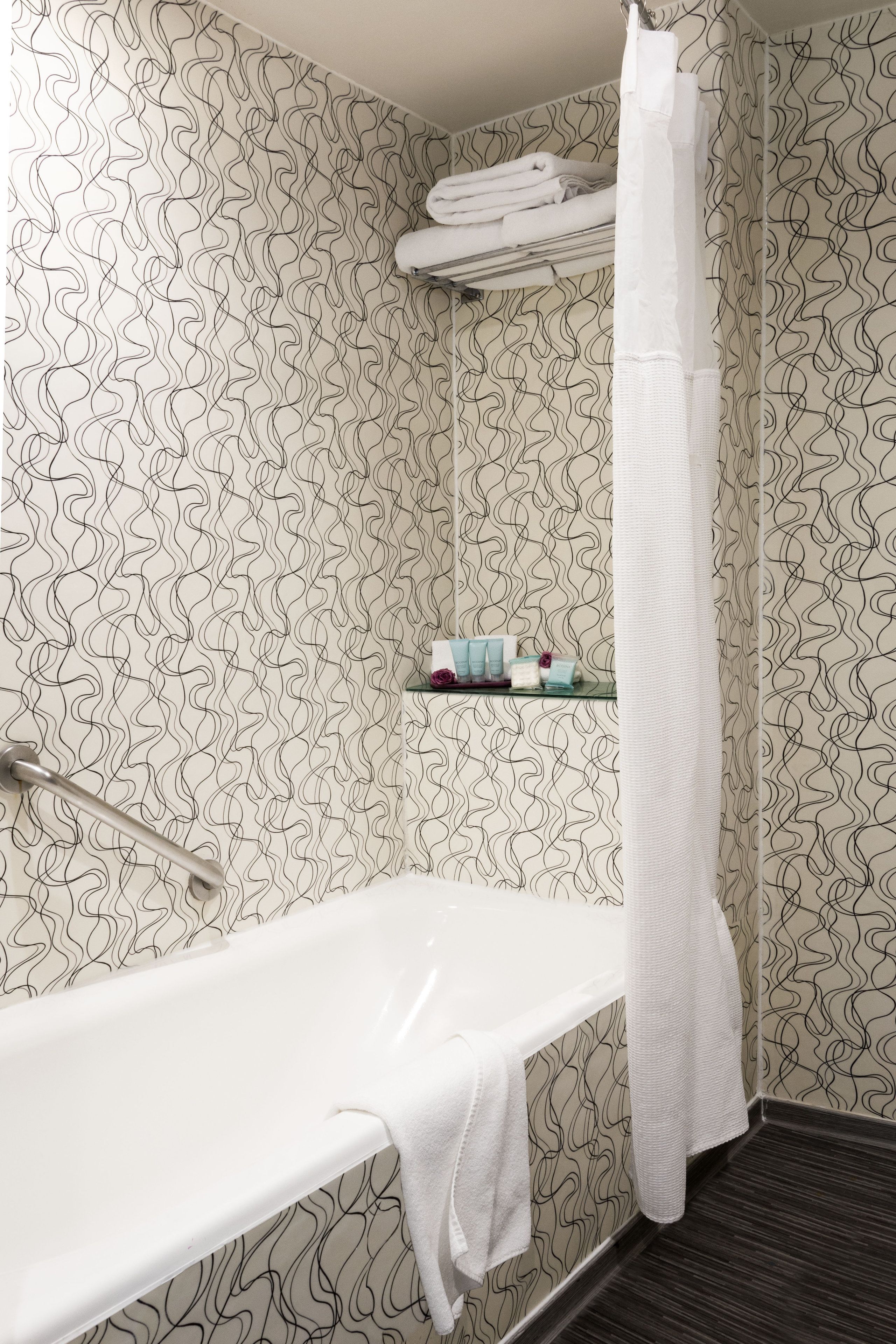Standard Room, 1 King Bed | Bathroom | Shower, free toiletries, hair dryer, towels