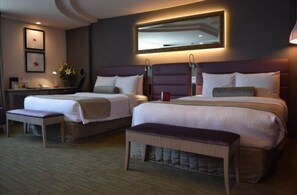 Minibar, in-room safe, desk, soundproofing - Crowne Plaza Toluca Lancaster by IHG (Toluca)