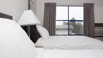 Quarto casal standard, 2 camas de casal | Camas com colchões de espuma com sistema de memória, escrivaninha
