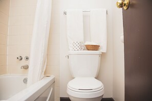 Combined shower/tub, free toiletries, hair dryer, towels - Happy Day Inn (Burnaby)