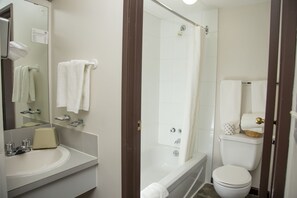 Deluxe Room, 1 Queen Bed | Bathroom | Combined shower/tub, free toiletries, hair dryer, towels - Happy Day Inn (Burnaby)