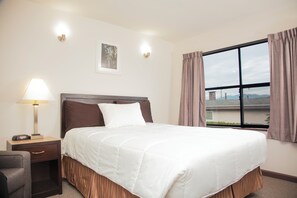 Standaard kamer, 1 queensize bed | Bedden met traagschuimmatrassen, een bureau, verduisterende gordijnen