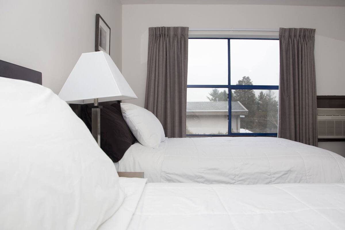 Colchones con efecto memoria, escritorio y cortinas blackout