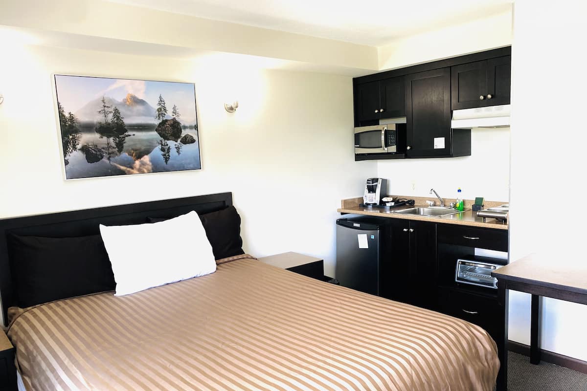 Deluxe Room, 1 Queen Bed | Memory-foam beds, desk, blackout curtains, iron/ironing board