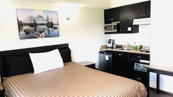 Deluxe Room, 1 Queen Bed | Memory foam beds, desk, blackout drapes, iron/ironing board