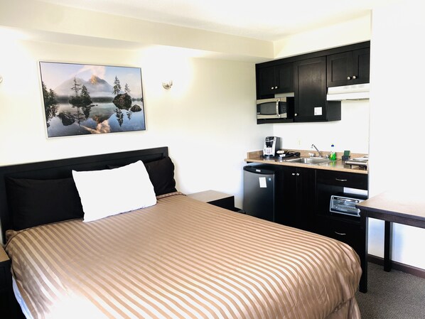 Deluxe Room, 1 Queen Bed | Memory foam beds, desk, blackout drapes, iron/ironing board - Happy Day Inn (Burnaby)