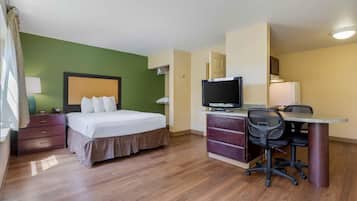 Escritorio, cortinas opacas, tabla de planchar con plancha y wifi gratis