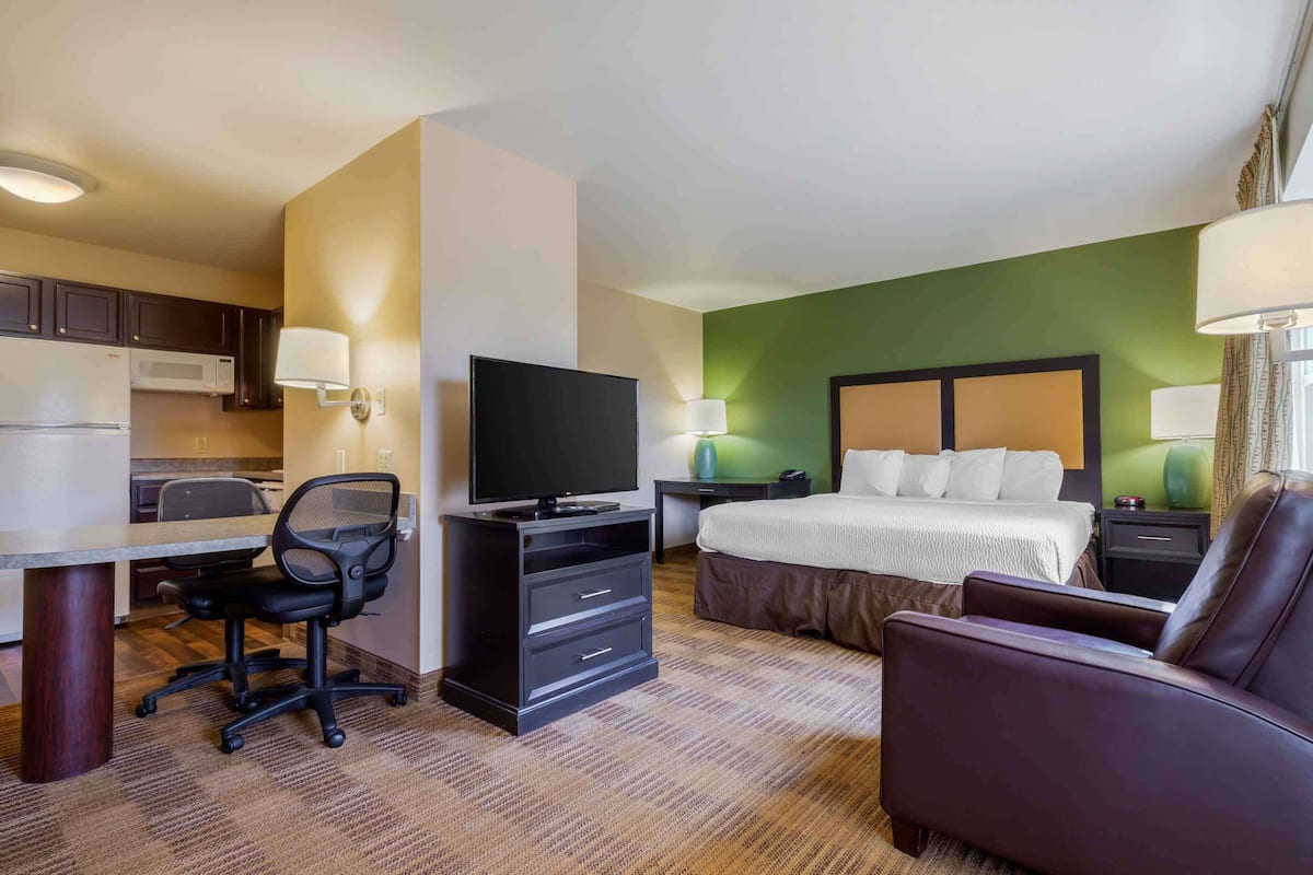 Room, 1 Bedroom, Accessible, Non Smoking | Desk, blackout drapes, iron/ironing board, free WiFi