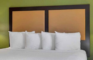 Escritorio, cortinas blackout y tabla de planchar con plancha 