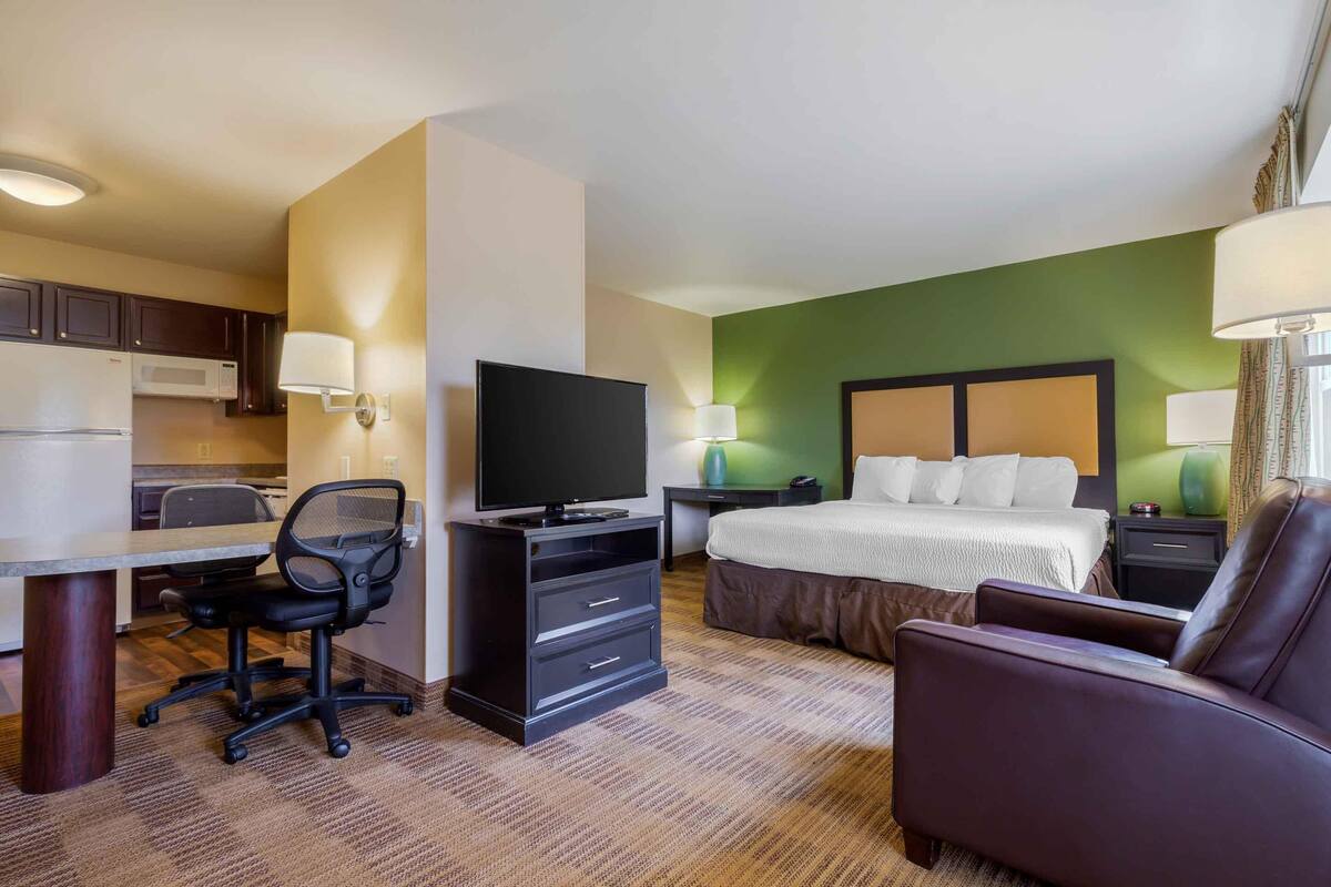 Deluxe-Studio, 1 King-Bett und Schlafsofa, Nichtraucher | Schreibtisch, Verdunkelungsvorhänge, Bügeleisen/Bügelbrett
