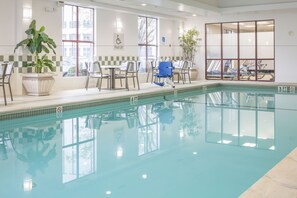 Piscina interna, funciona das 7h às 22h, espreguiçadeiras