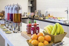Un montaje tipo bufé con diferentes alimentos y salsas.