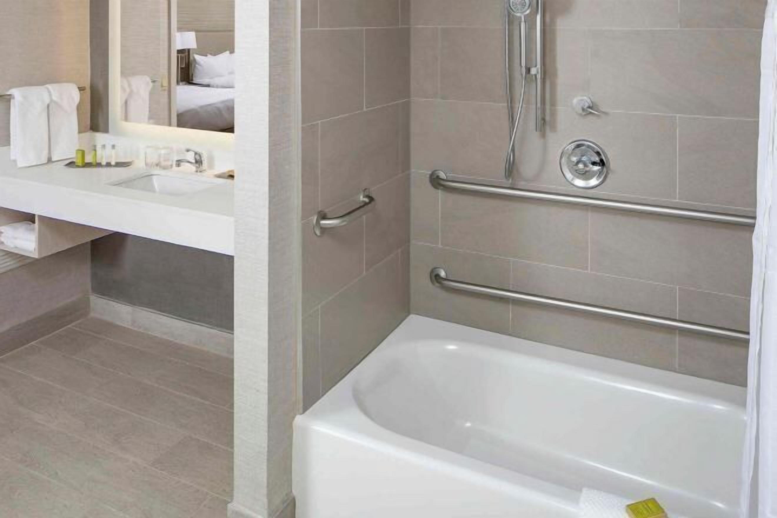 Artículos de tocador gratuitos, secador de pelo, toallas, jabón