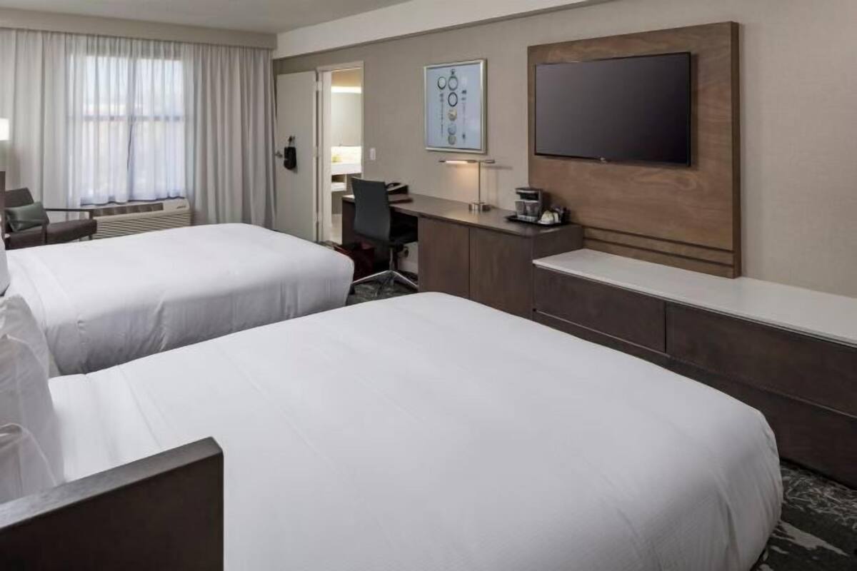 Ropa de cama hipoalergénica, camas con pillow-top y cortinas blackout
