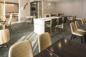 Café da manhã com buffet diário (USD 15 por pessoa) 