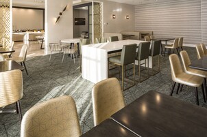 每日供应自助式早餐（每人 USD 15）