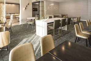 Café da manhã com buffet diÔrio (USD 15 por pessoa)
