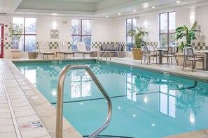Indendørs pool, åben fra kl. 07.00 til kl. 22.00, liggestole