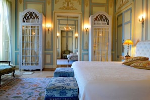 Suite Royale (Prince's Suite) | Minibar, coffres-forts dans les chambres, bureau, rideaux occultants