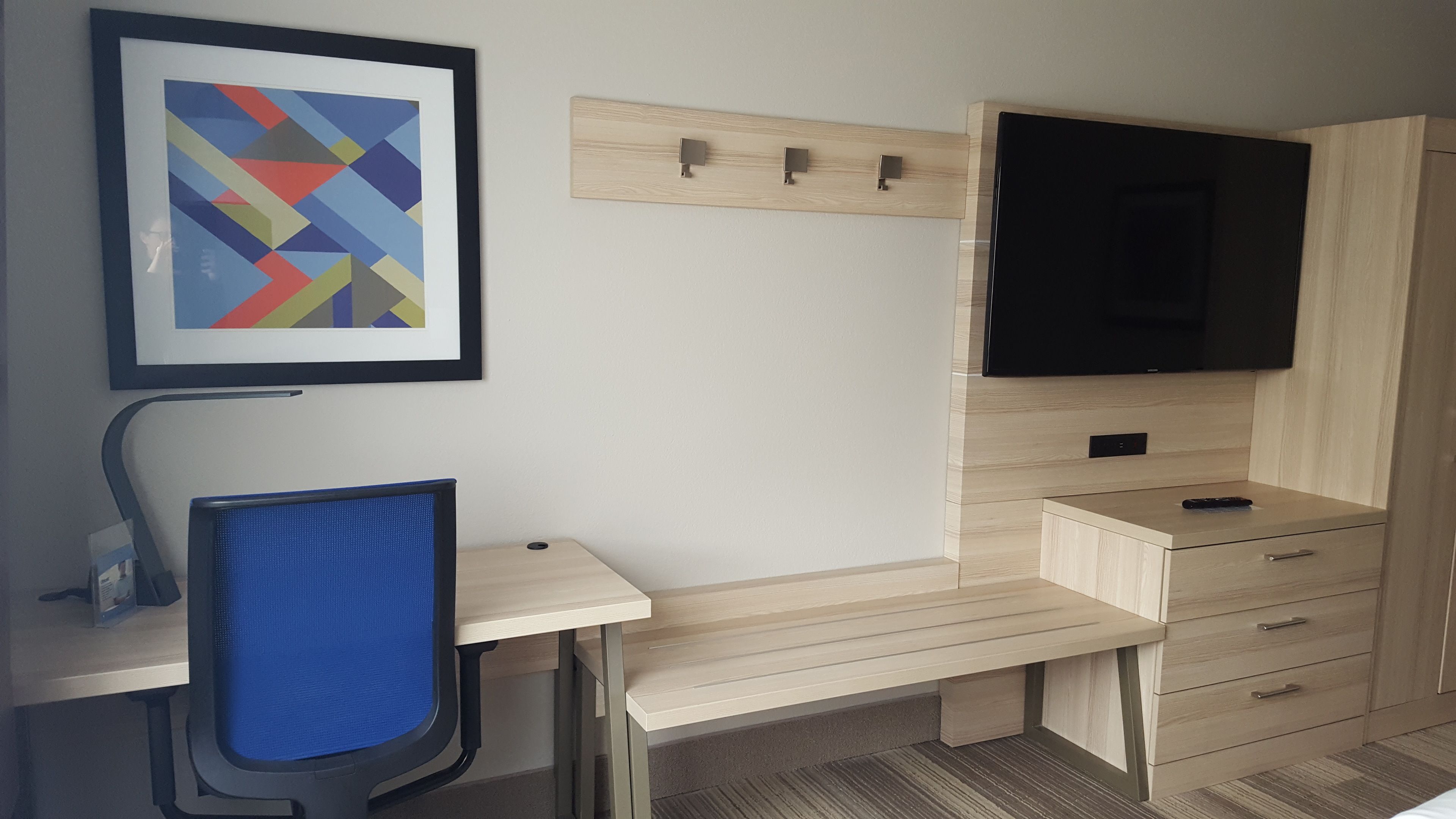 standard room, 1 king bed (roll-in shower) | 1 bedroom, pillow-top beds, desk, blackout curtains