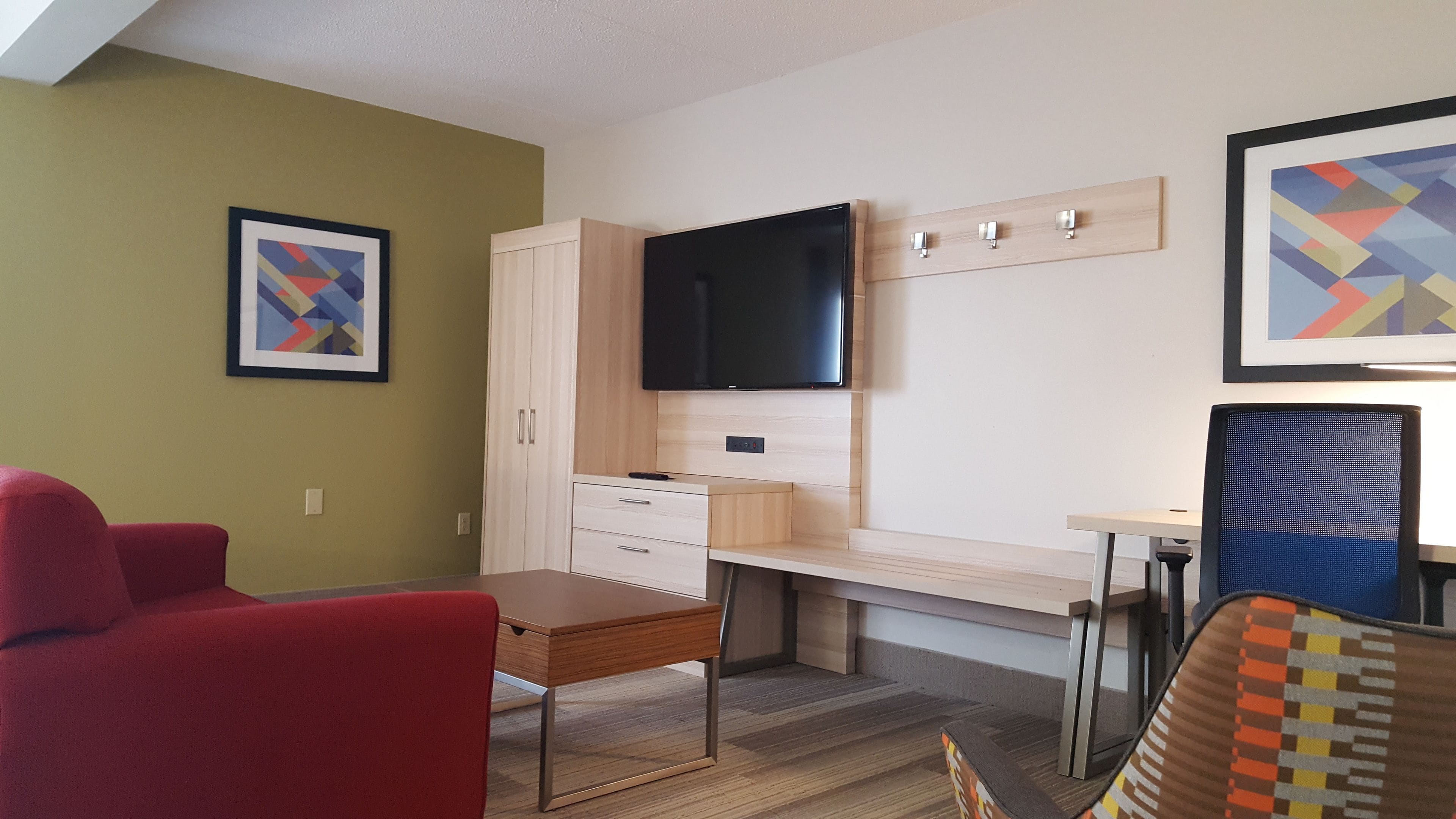 suite, 2 queen beds | living area | 55-inch flat-screen tv with cable channels, tv