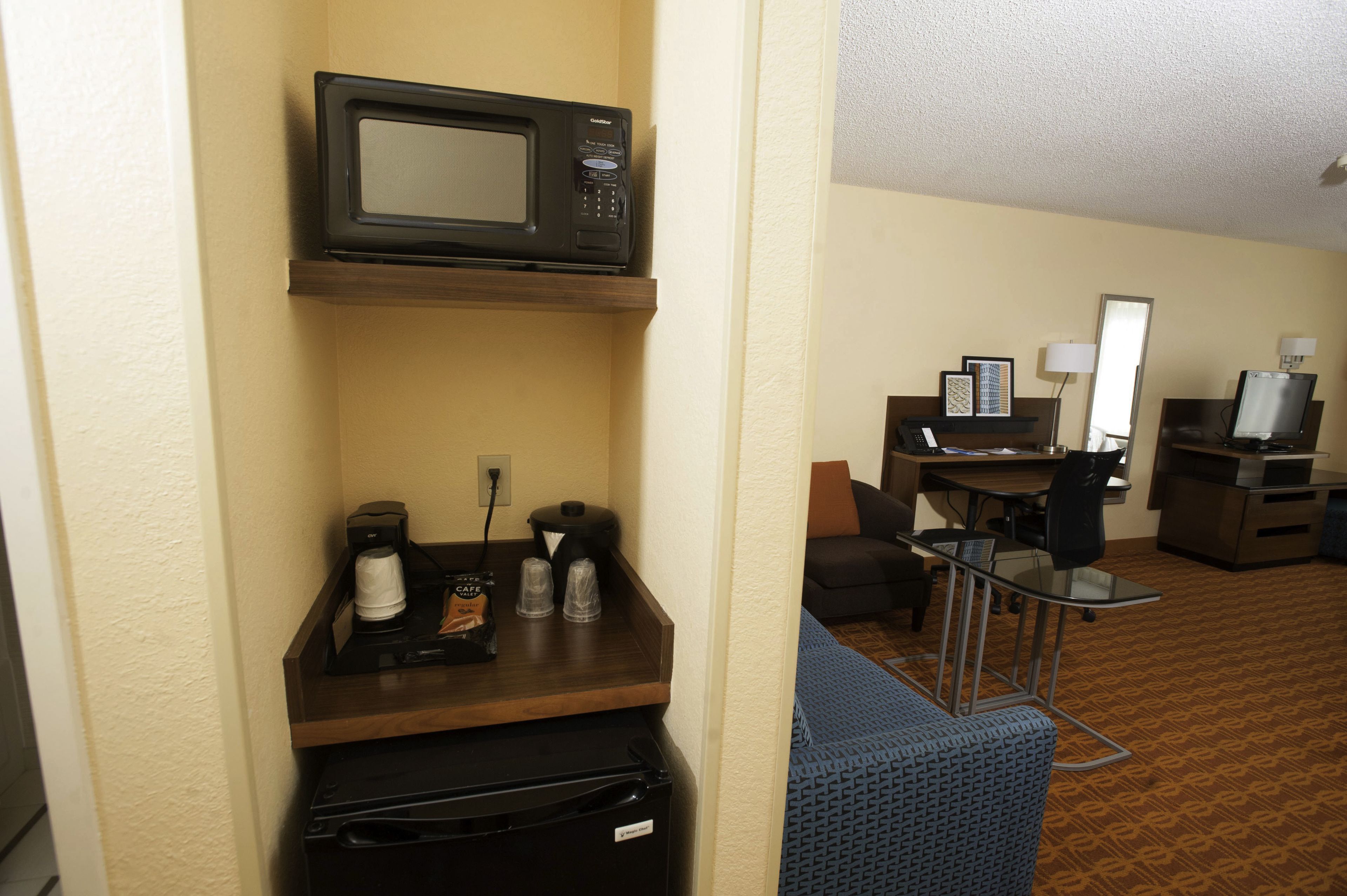 executive suite, 1 king bed with sofa bed | coffee and/or coffee maker