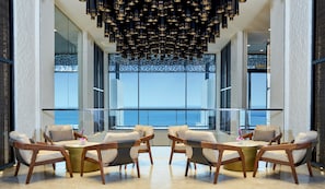 2 Bars/Lounges, Poolbar