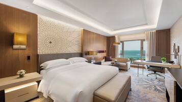 Habitación clásica, 1 cama King size, con acceso al salón lounge del club (Club Lounge Access) | Ropa de cama de alta calidad, edredón y minibar
