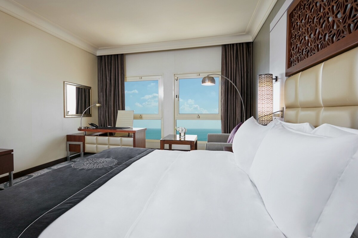Camera Classic, 1 letto king, vista mare | Biancheria da letto di alta qualità, copriletto in piuma, minibar