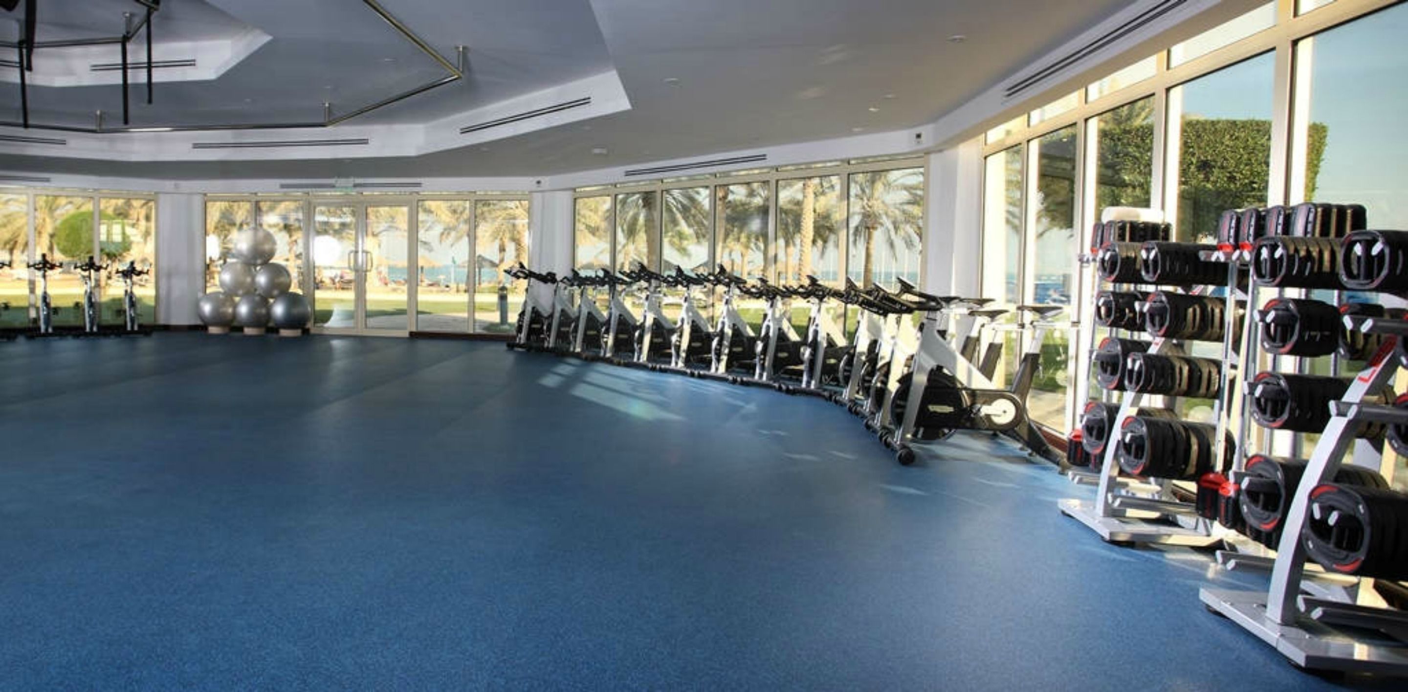 Een sportschool met hometrainers, spinningfietsen en krachttoestellen.