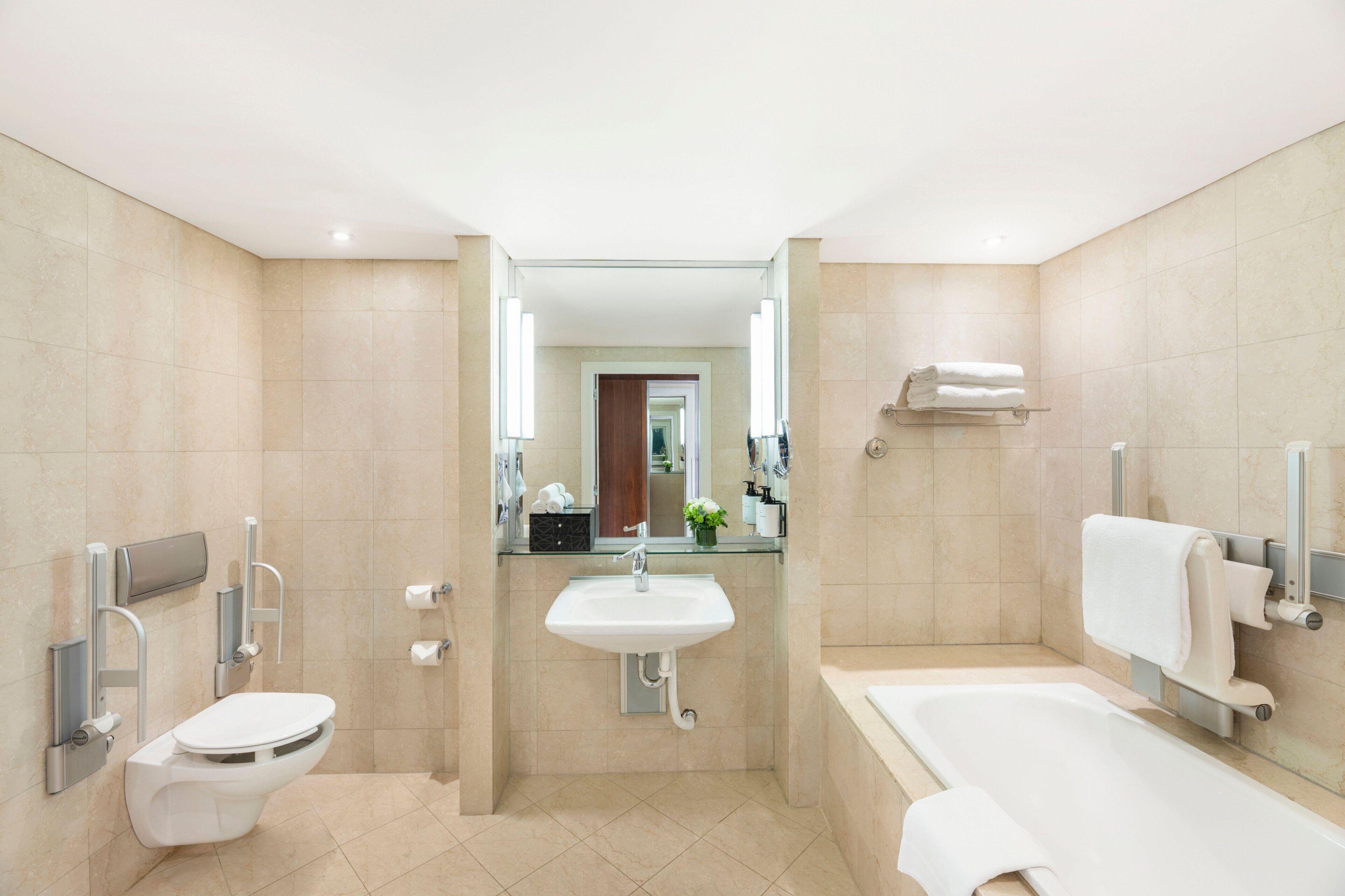 Un baño moderno con inodoro, lavabo y bañera.