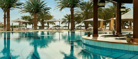 2 bares, bar junto a la piscina