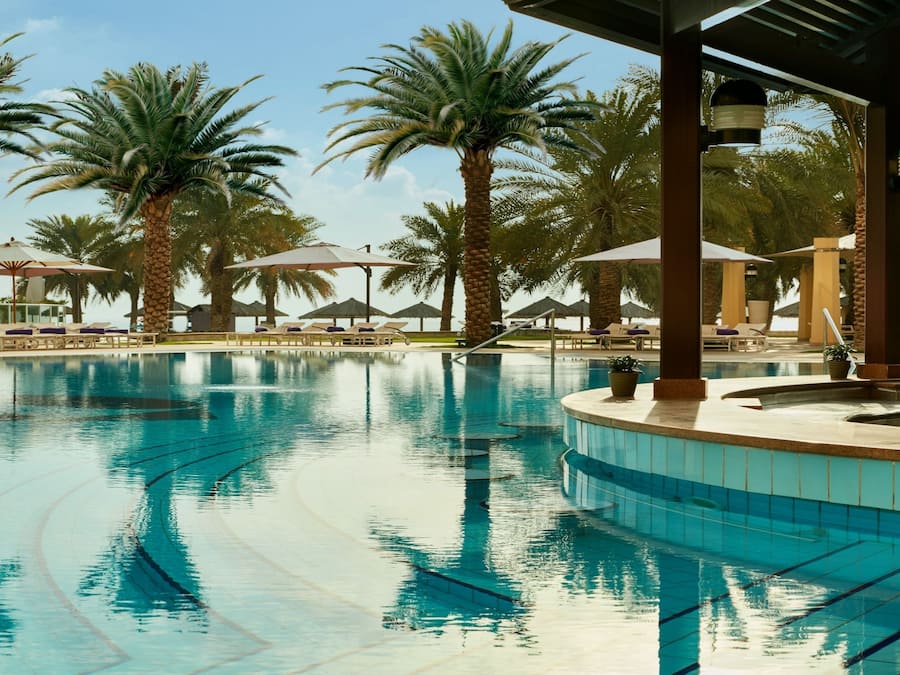 2 bares, bar junto a la piscina