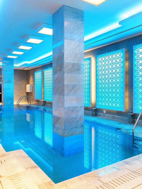 Outdoor pool, pool umbrellas, sun loungers