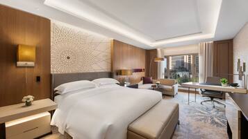 Habitación clásica, 1 cama King size, con acceso al salón lounge del club (Club Lounge Access) | Ropa de cama de alta calidad, edredón y minibar