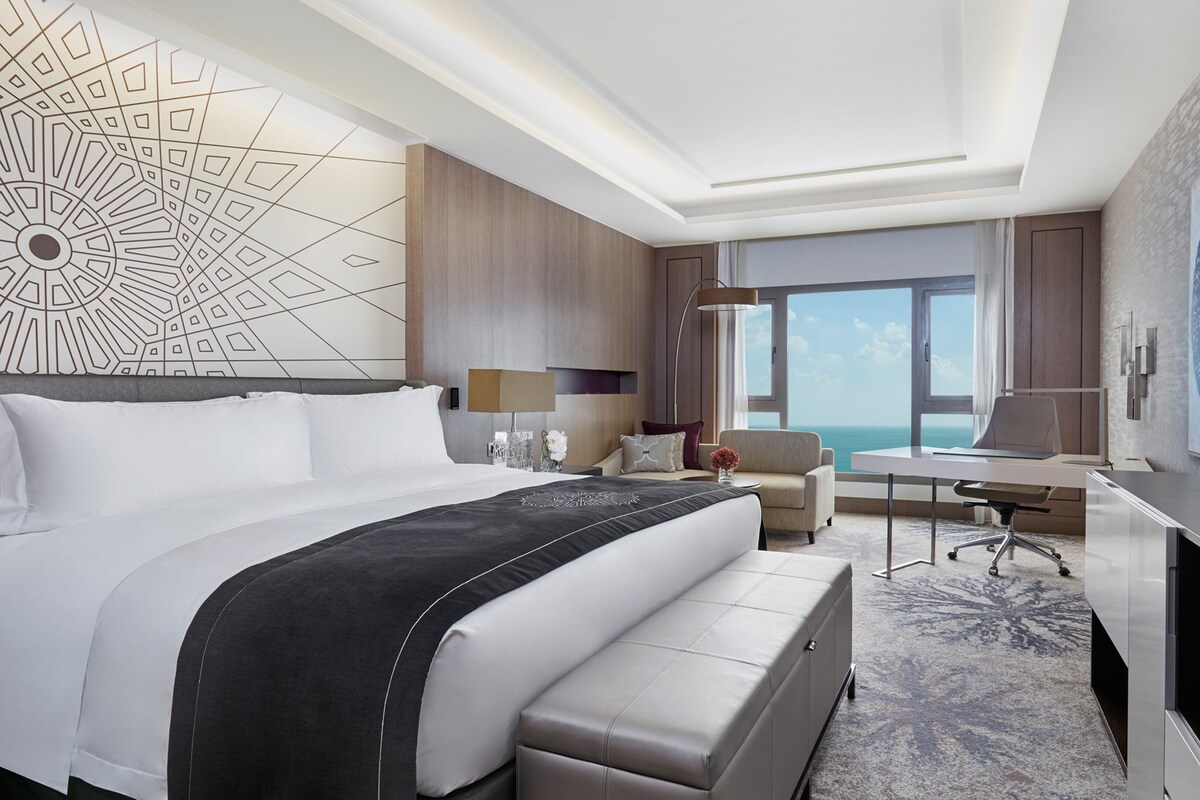 Camera Classic, 1 letto king, accesso al Club Lounge, vista mare (Club Lounge Access) | Biancheria da letto di alta qualità, copriletto in piuma, minibar
