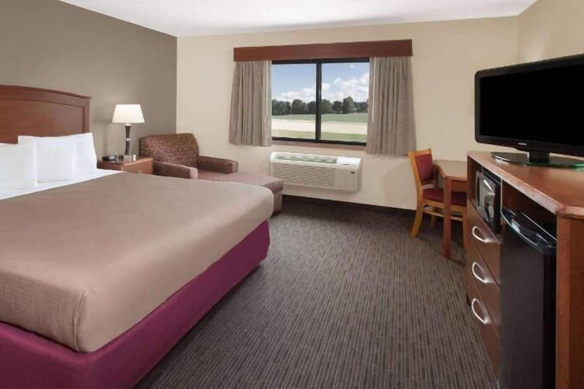 1 bedroom, individually decorated, individually furnished, desk