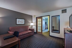 Studio Suite, 1 King Bed, Non Smoking | 1 bedroom, individually decorated, individually furnished, desk