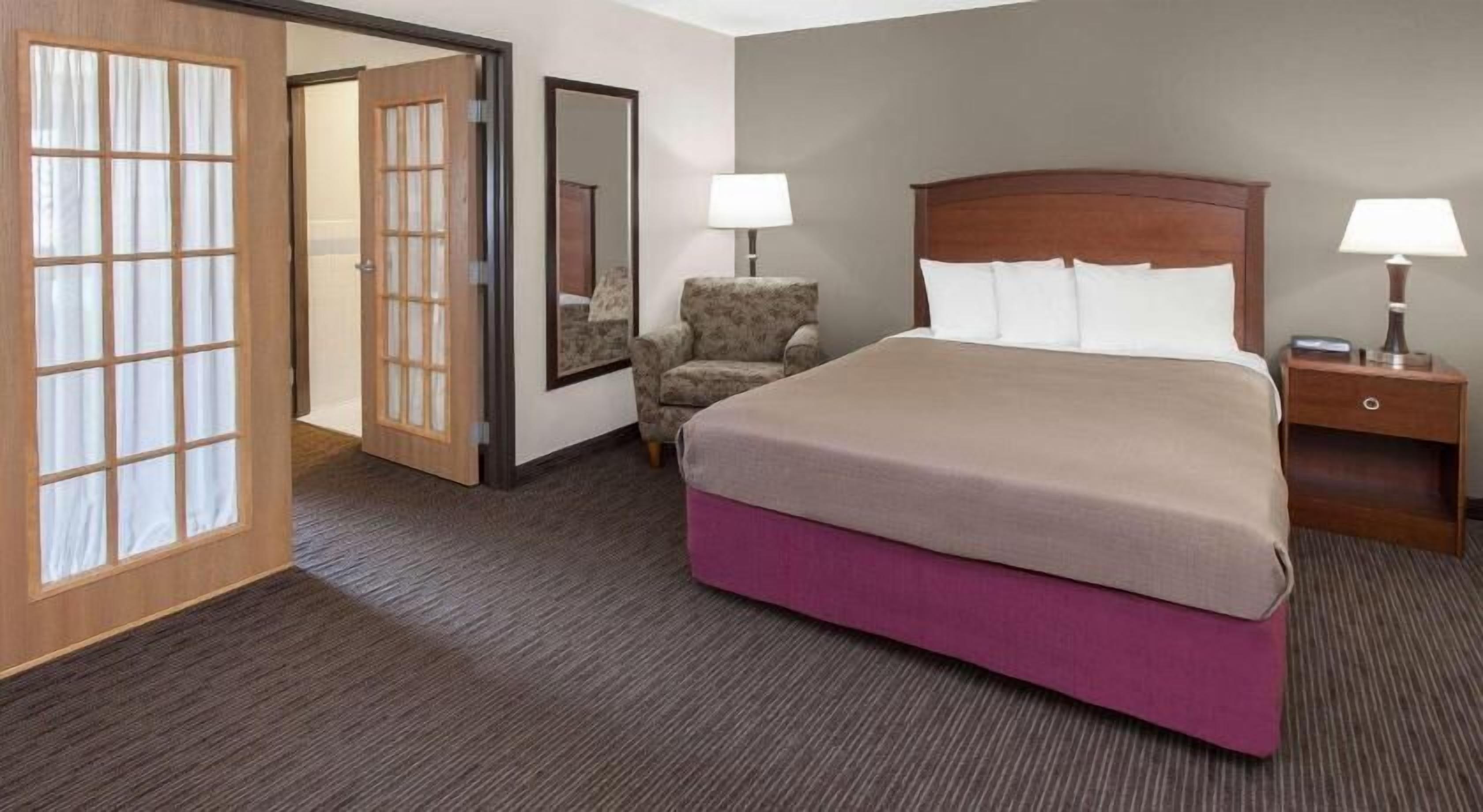 1 bedroom, individually decorated, individually furnished, desk