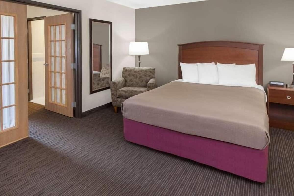 1 bedroom, individually decorated, individually furnished, desk