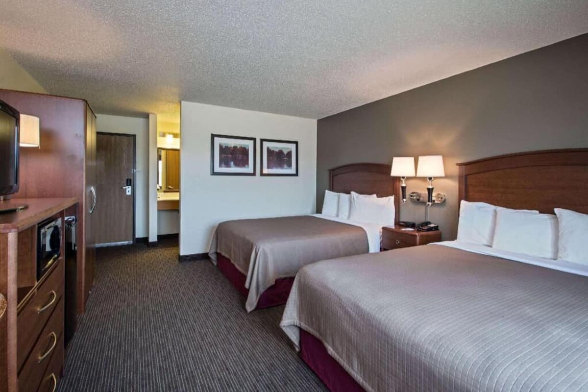 1 bedroom, individually decorated, individually furnished, desk