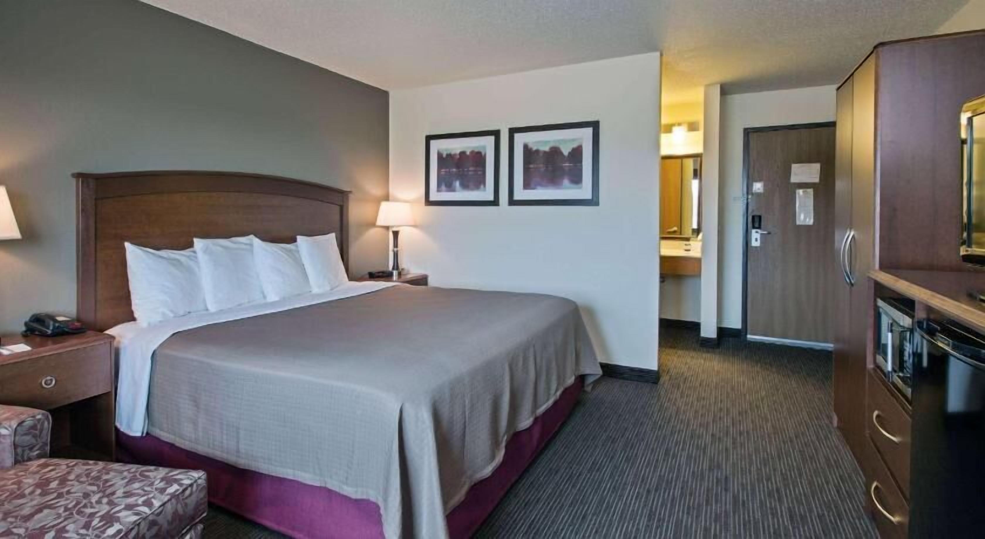 1 bedroom, individually decorated, individually furnished, desk