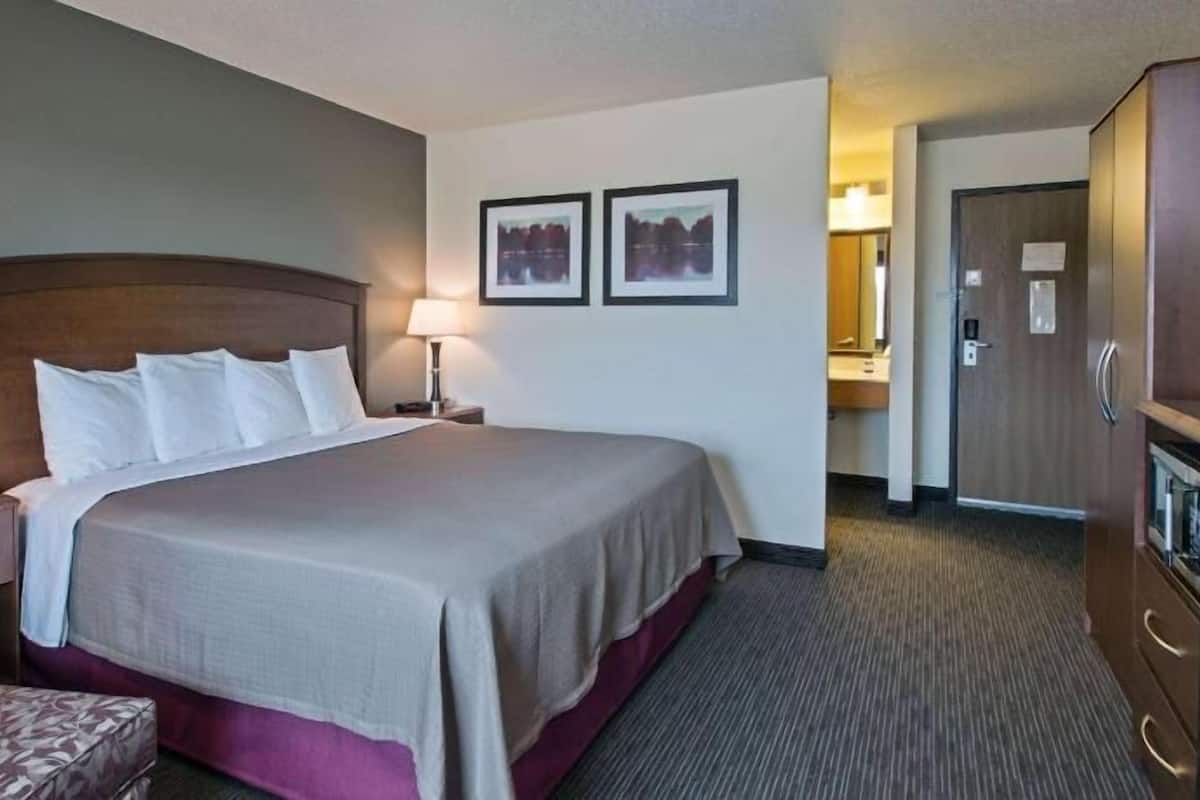 1 bedroom, individually decorated, individually furnished, desk