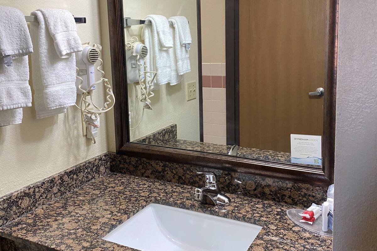 combined shower/bathtub, free toiletries, hair dryer, towels