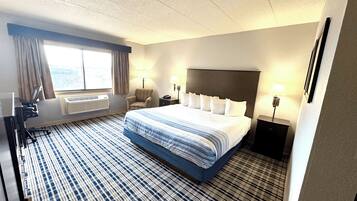 Een bureau, een laptopwerkplek, verduisterende gordijnen