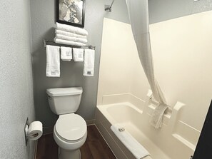 Komfortbadewanne, Haartrockner, Handtücher