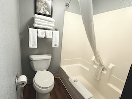 Baignoire relaxante profonde, sèche-cheveux, serviettes fournies