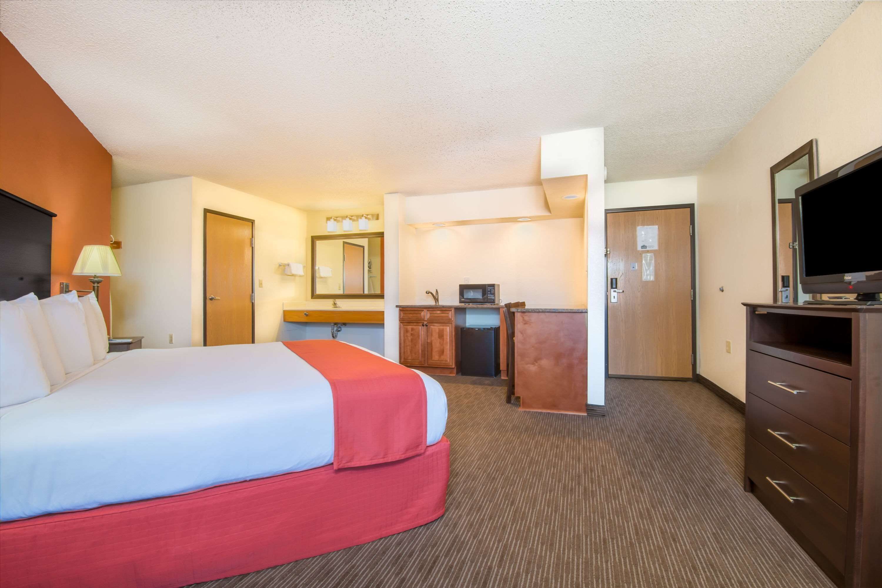 Een bureau, een laptopwerkplek, verduisterende gordijnen