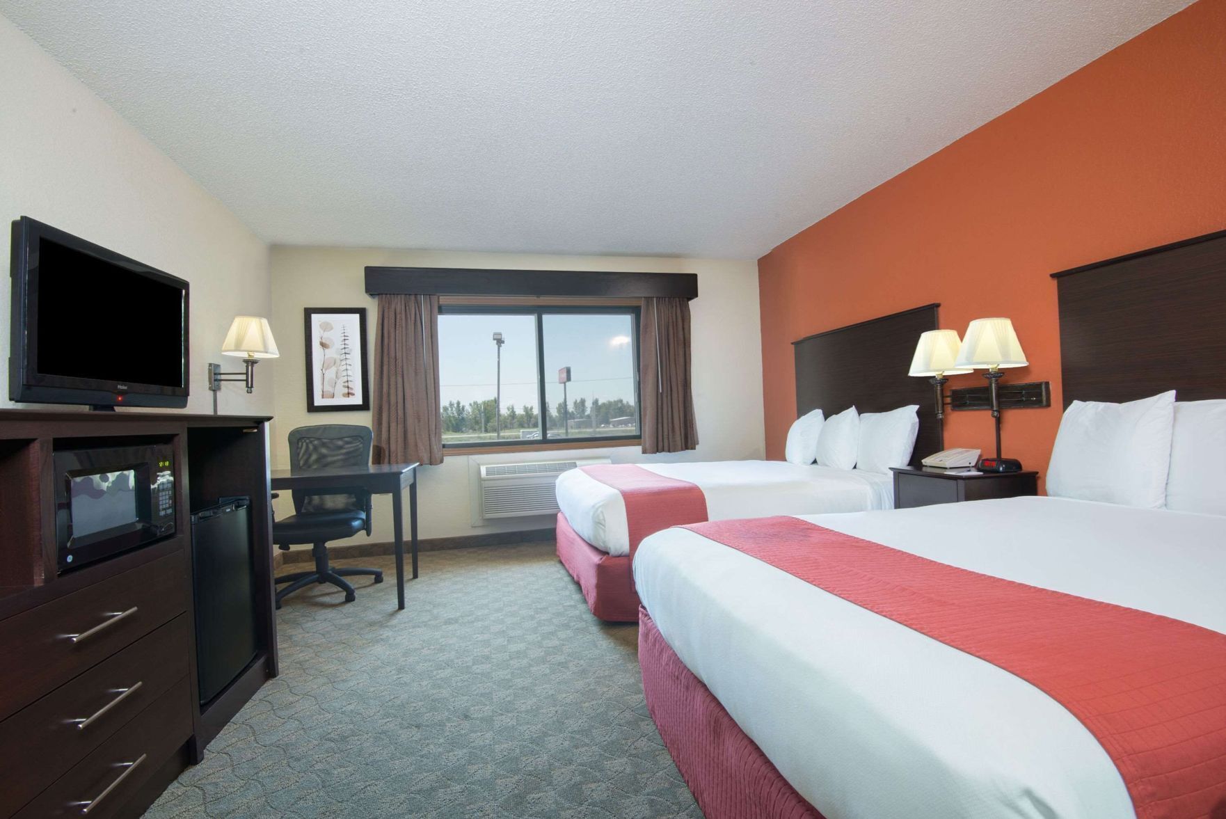 Een bureau, een laptopwerkplek, verduisterende gordijnen